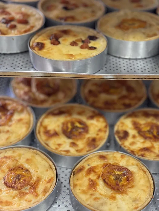 Closeup do recheio generoso da Bendita Quiche