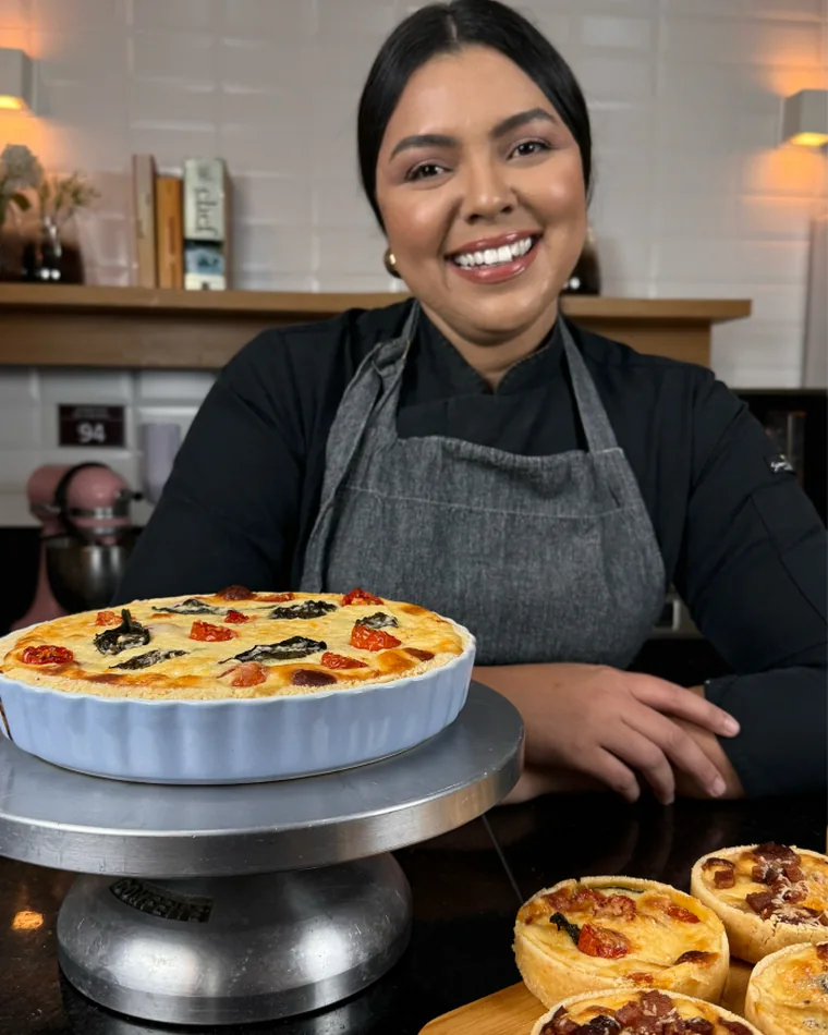 Chef Geicy Galindo sorrindo com a Bendita Quiche no formato grande